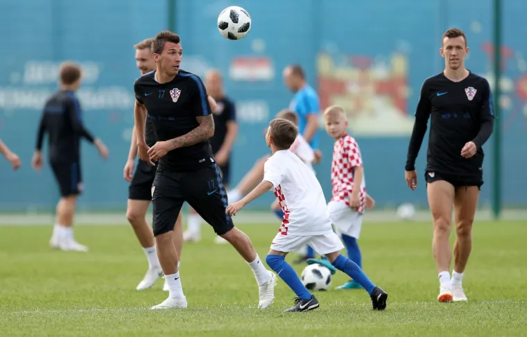 VATRENI ODRADILI PRVI TRENING U RUSIJI: Stari razbili mlade pred krcatim tribinama