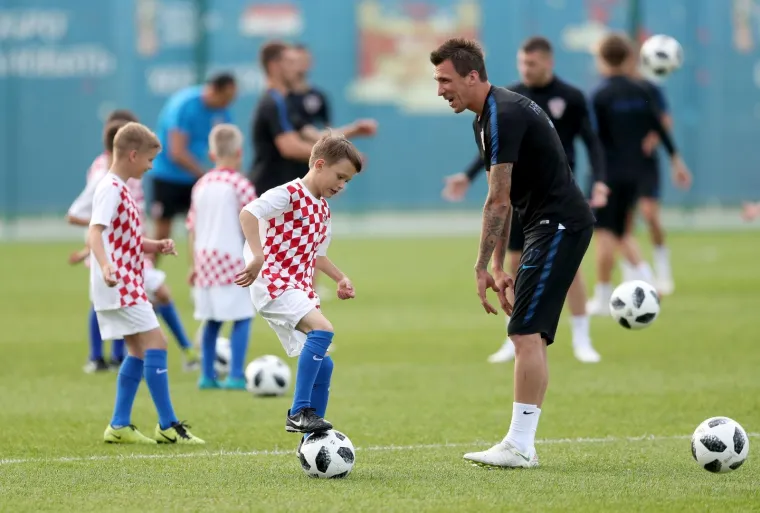 VATRENI ODRADILI PRVI TRENING U RUSIJI: Stari razbili mlade pred krcatim tribinama