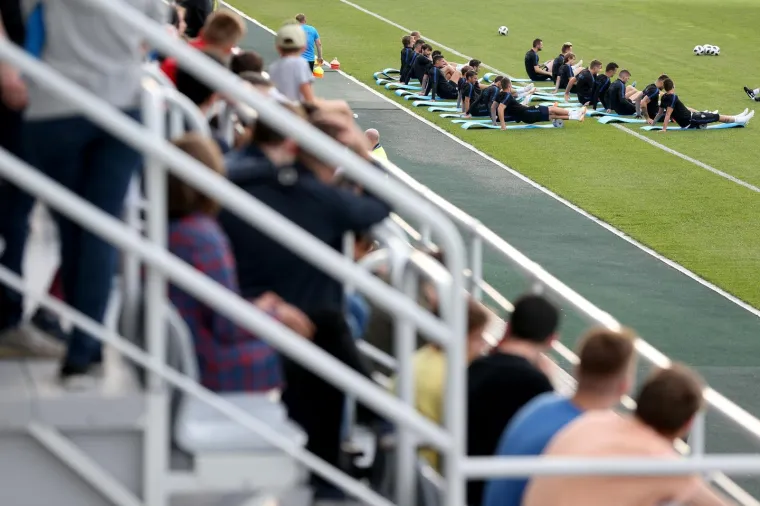 VATRENI ODRADILI PRVI TRENING U RUSIJI: Stari razbili mlade pred krcatim tribinama