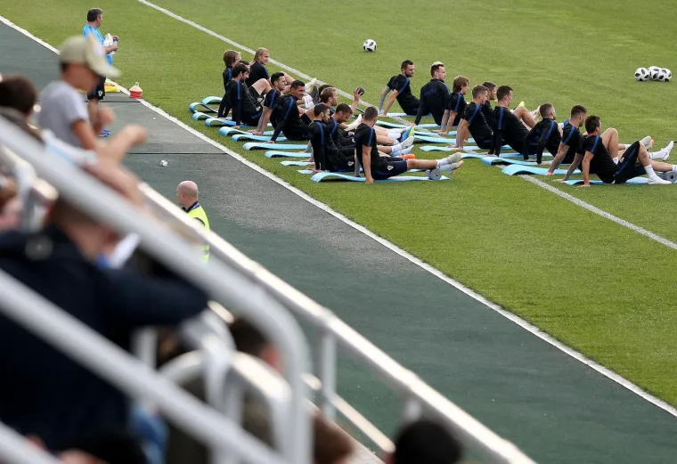 VATRENI ODRADILI PRVI TRENING U RUSIJI: Stari razbili mlade pred krcatim tribinama