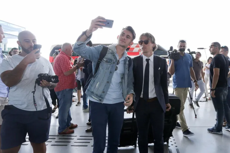 Pogledajte kakva je atmosfera vladala: Hrvatska reprezentacija otputovala u Rusiju