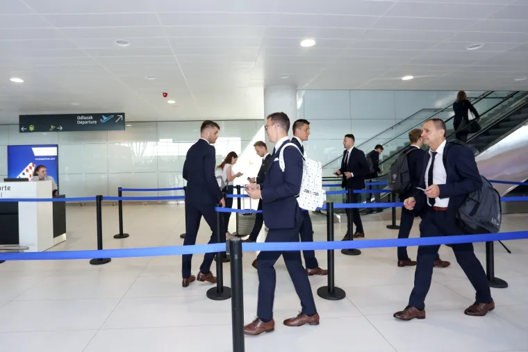 Pogledajte kakva je atmosfera vladala: Hrvatska reprezentacija otputovala u Rusiju