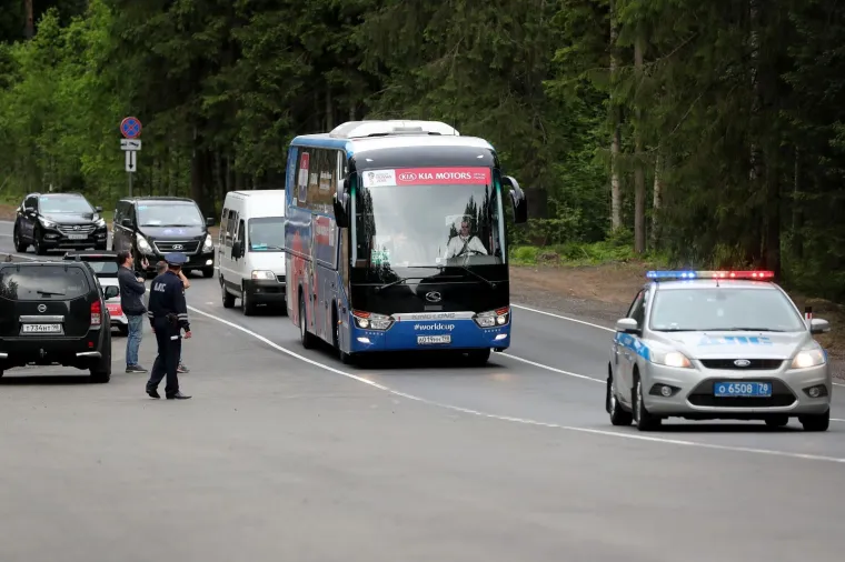 VATRENI U RUSIJI: Dalića i igrače ispred kampa dočekali navijači