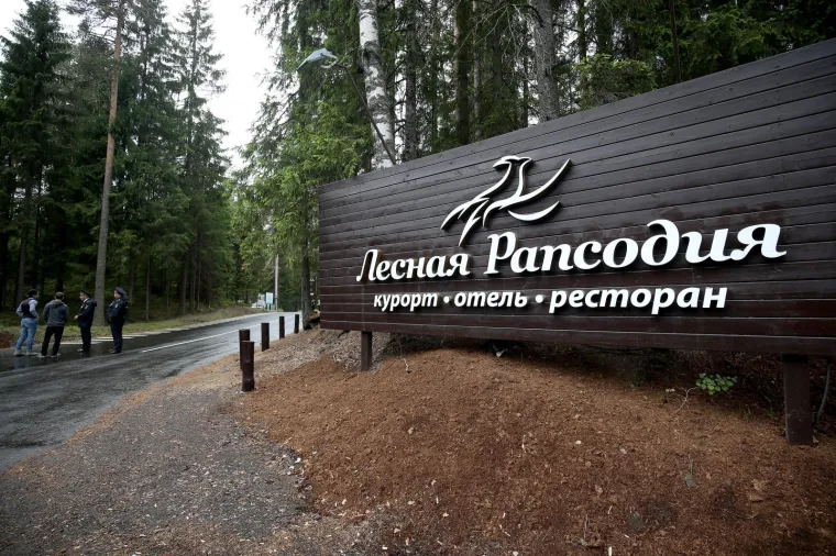 Hrvatska nogometna reprezentacija otputovala je u ponedjeljak na Svjetsko prvenstvo koje će se od 14. lipnja do 15. srpnja održati u Rusiji. 'Vatreni' su otputovali charter letom iz zagrebačke zračne luke Franjo Tuđman u svoju rusku bazu u mjestu Iličevo u Zelenogorsku, 60-ak kilometara od Sankt Peterburga.