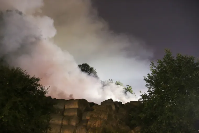 Veliki požar u tvornici PAN u Zagrebu gasila 64 vatrogasca