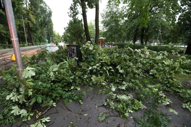 NEVRIJEME POHARALO ZAGREB: Pogledajte posljedice snažnog vjetra i tuče