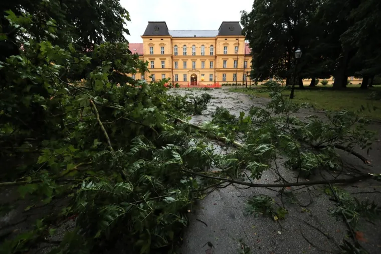 NEVRIJEME POHARALO ZAGREB: Pogledajte posljedice snažnog vjetra i tuče