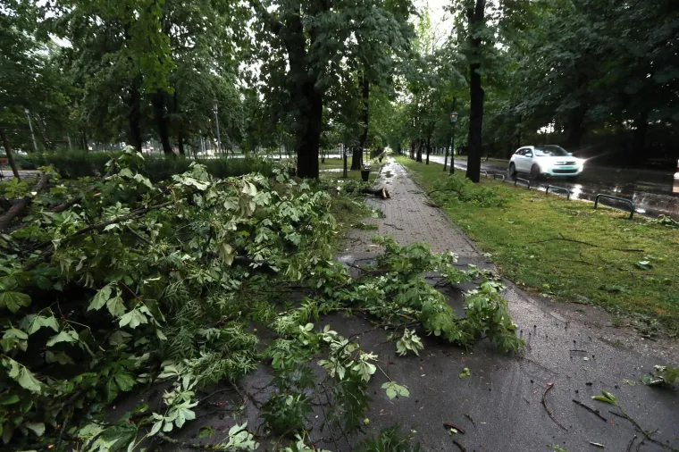 NEVRIJEME POHARALO ZAGREB: Pogledajte posljedice snažnog vjetra i tuče