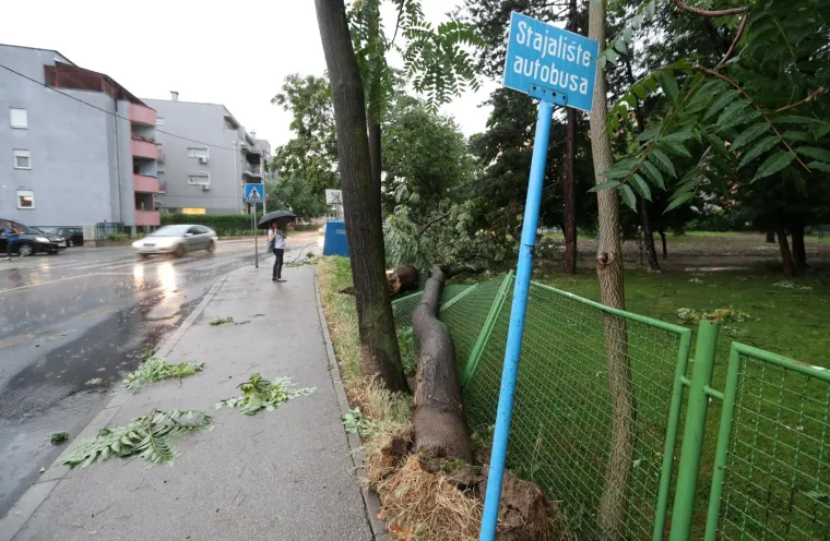 NEVRIJEME POHARALO ZAGREB: Pogledajte posljedice snažnog vjetra i tuče