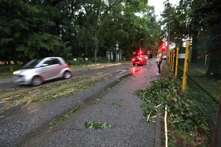 NEVRIJEME POHARALO ZAGREB: Pogledajte posljedice snažnog vjetra i tuče