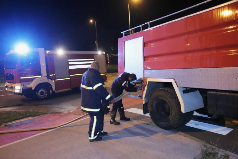 Ponovno gorilo u Zagrebu: požar buknuo u blizini tvornice papira na Radničkoj, planule su bale sijena