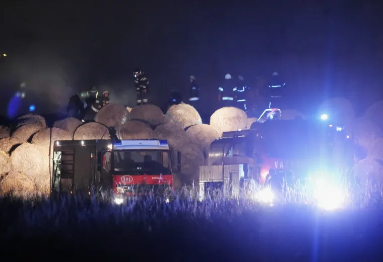 Ponovno gorilo u Zagrebu: požar buknuo u blizini tvornice papira na Radničkoj, planule su bale sijena