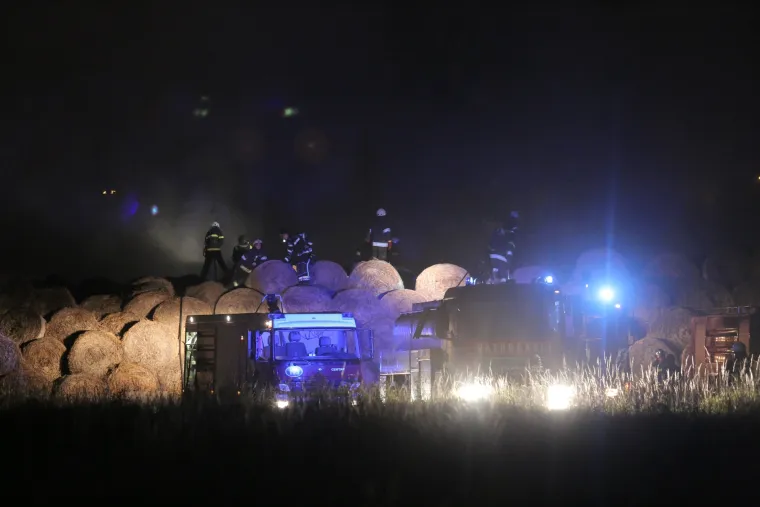 Ponovno gorilo u Zagrebu: požar buknuo u blizini tvornice papira na Radničkoj, planule su bale sijena