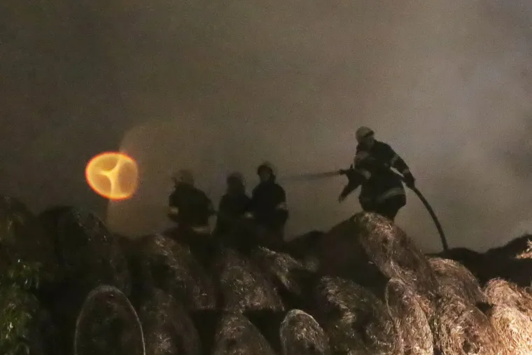 Ponovno gorilo u Zagrebu: požar buknuo u blizini tvornice papira na Radničkoj, planule su bale sijena