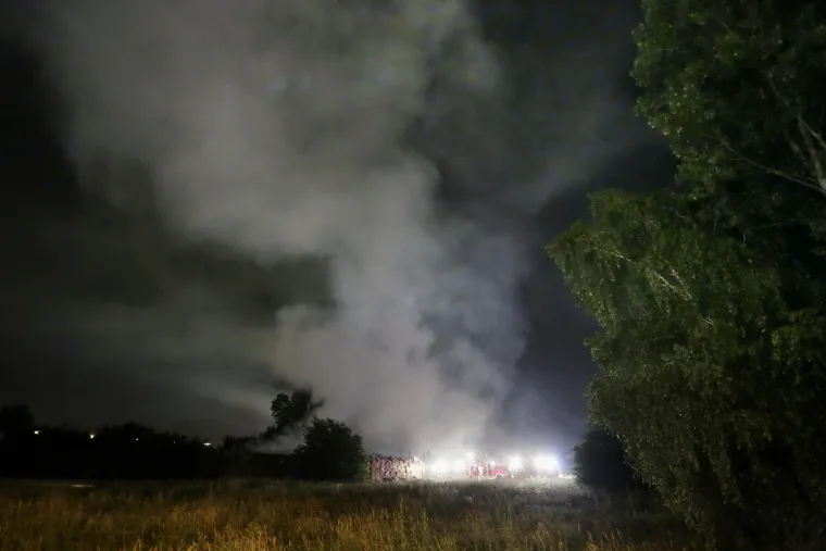 Ponovno gorilo u Zagrebu: požar buknuo u blizini tvornice papira na Radničkoj, planule su bale sijena