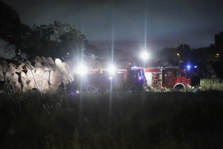 Ponovno gorilo u Zagrebu: požar buknuo u blizini tvornice papira na Radničkoj, planule su bale sijena