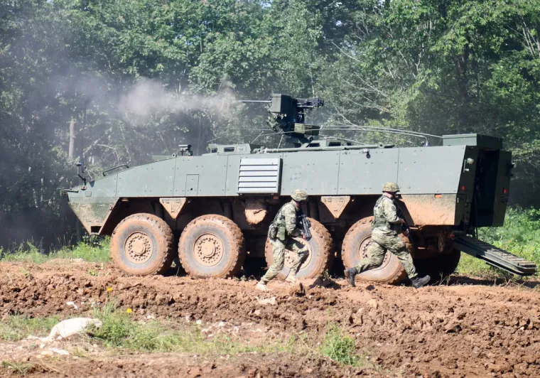 Na vojnom poligonu "Eugen Kvaternik" u Slunju u utorak Gardijska oklopno-mehanizirana brigada Hrvatske kopnene vojske uz potporu Hrvatskog ratnog zrakoplovstva, Gardijske mehanizirane brigade i Topničko-raketne pukovnije provela je vježbu na zemlji&scaron;tu s bojnim gađanjem "Kuna 18", a po prvi puta na vojnoj vježbi prikazana integracija i združeno djelovanje helikoptera Kiowa Warrior i Panzer haubice 2000. (FOTO: MORH)
