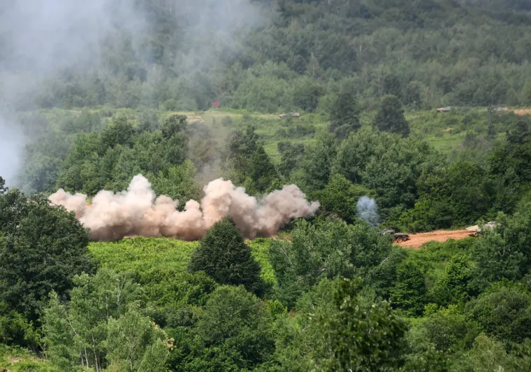 HRVATSKA VOJSKA DEMONSTRIRALA SNAGU: Prvi put prikazano združeno djelovanje Kiowa helikoptera i Panzer haubica