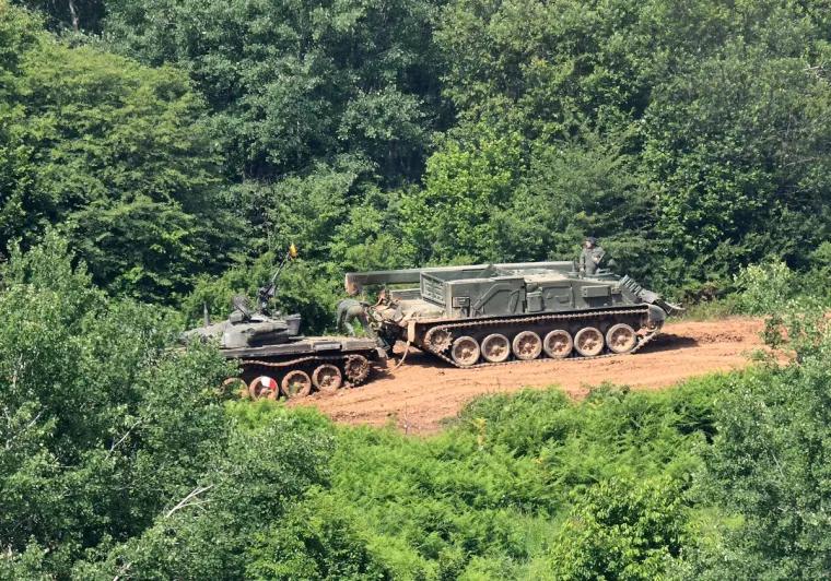 HRVATSKA VOJSKA DEMONSTRIRALA SNAGU: Prvi put prikazano združeno djelovanje Kiowa helikoptera i Panzer haubica