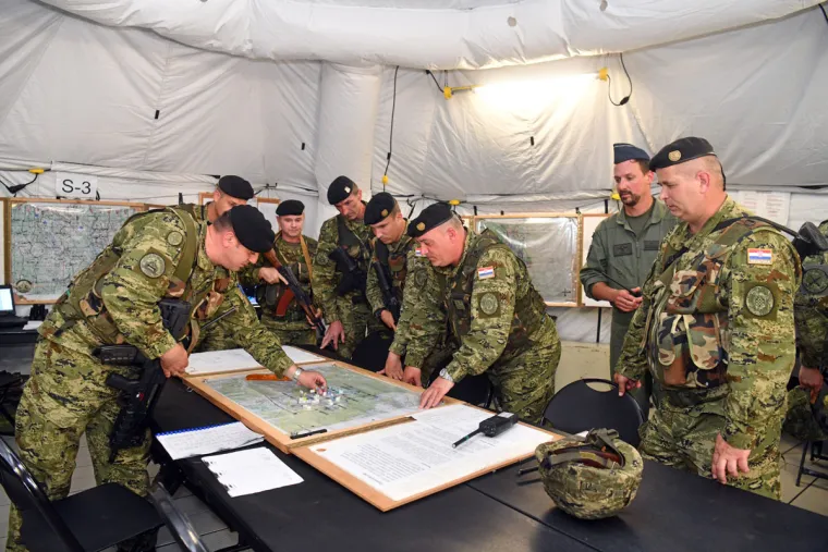 HRVATSKA VOJSKA DEMONSTRIRALA SNAGU: Prvi put prikazano združeno djelovanje Kiowa helikoptera i Panzer haubica