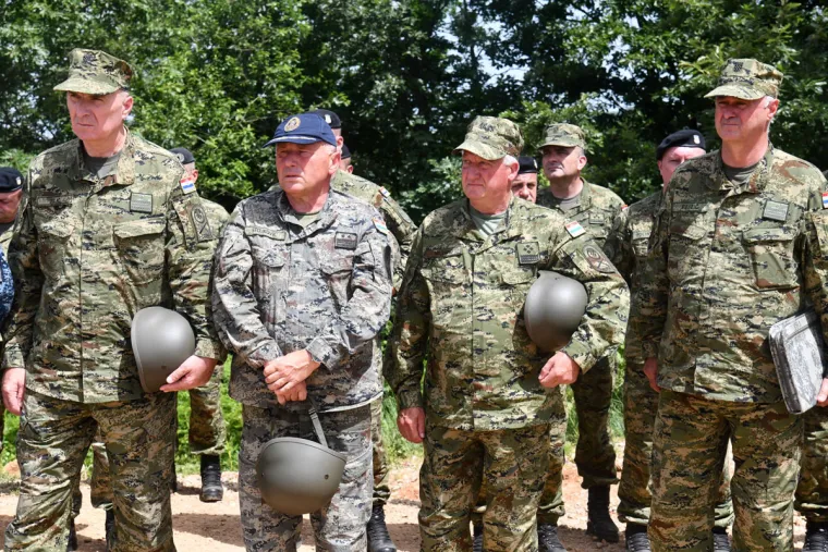 HRVATSKA VOJSKA DEMONSTRIRALA SNAGU: Prvi put prikazano združeno djelovanje Kiowa helikoptera i Panzer haubica