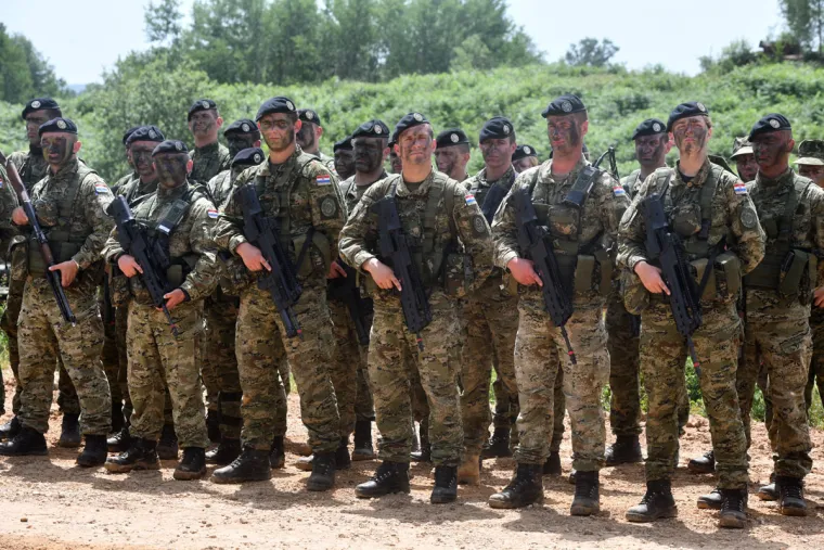 HRVATSKA VOJSKA DEMONSTRIRALA SNAGU: Prvi put prikazano združeno djelovanje Kiowa helikoptera i Panzer haubica