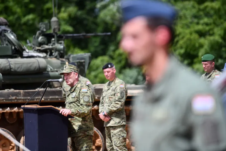 HRVATSKA VOJSKA DEMONSTRIRALA SNAGU: Prvi put prikazano združeno djelovanje Kiowa helikoptera i Panzer haubica