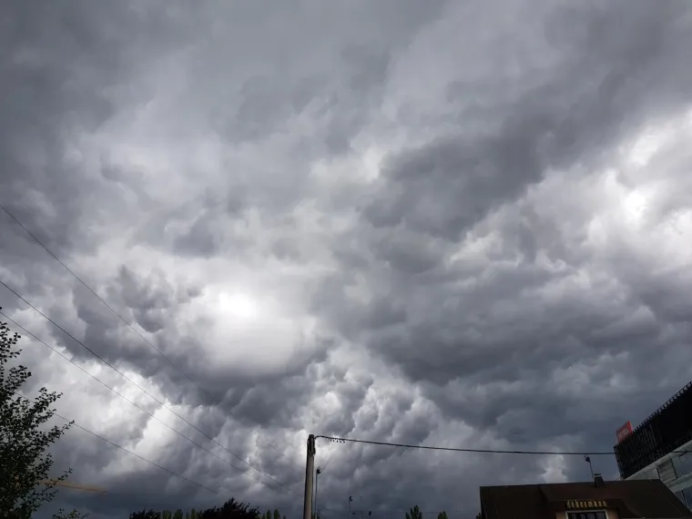 GRMLJAVINSKO NEVRIJEME PRAĆENO TUČOM PONOVNO POGODILO ZAGREB: Zbog obilnih oborina poplavljen Ekonomski fakultet