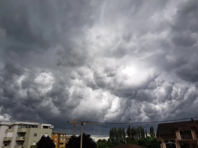 GRMLJAVINSKO NEVRIJEME PRAĆENO TUČOM PONOVNO POGODILO ZAGREB: Zbog obilnih oborina poplavljen Ekonomski fakultet