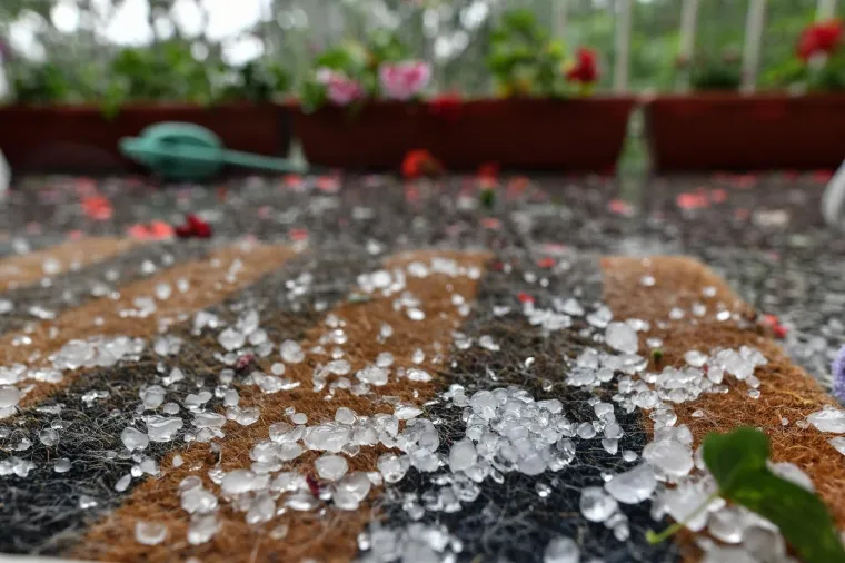 GRMLJAVINSKO NEVRIJEME PRAĆENO TUČOM PONOVNO POGODILO ZAGREB: Zbog obilnih oborina poplavljen Ekonomski fakultet
