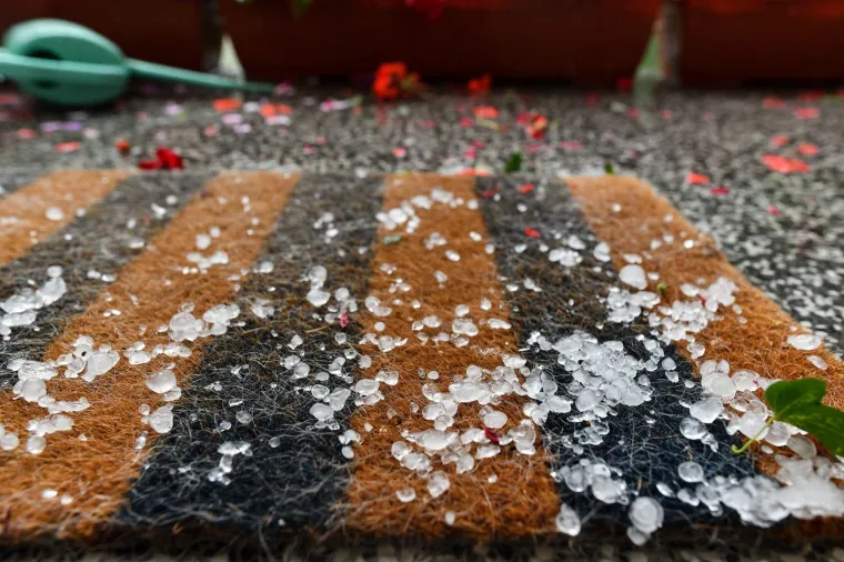 GRMLJAVINSKO NEVRIJEME PRAĆENO TUČOM PONOVNO POGODILO ZAGREB: Zbog obilnih oborina poplavljen Ekonomski fakultet