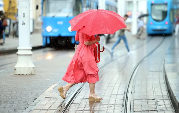 GRMLJAVINSKO NEVRIJEME PRAĆENO TUČOM PONOVNO POGODILO ZAGREB: Zbog obilnih oborina poplavljen Ekonomski fakultet