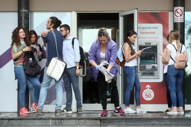GRMLJAVINSKO NEVRIJEME PRAĆENO TUČOM PONOVNO POGODILO ZAGREB: Zbog obilnih oborina poplavljen Ekonomski fakultet