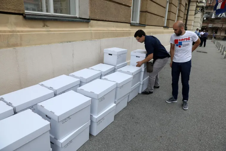 'NAROD ODLUČUJE' U SABORU: U narodnim nošnjama predali kutije s potpisima za zahtjev za raspisivanje referenduma