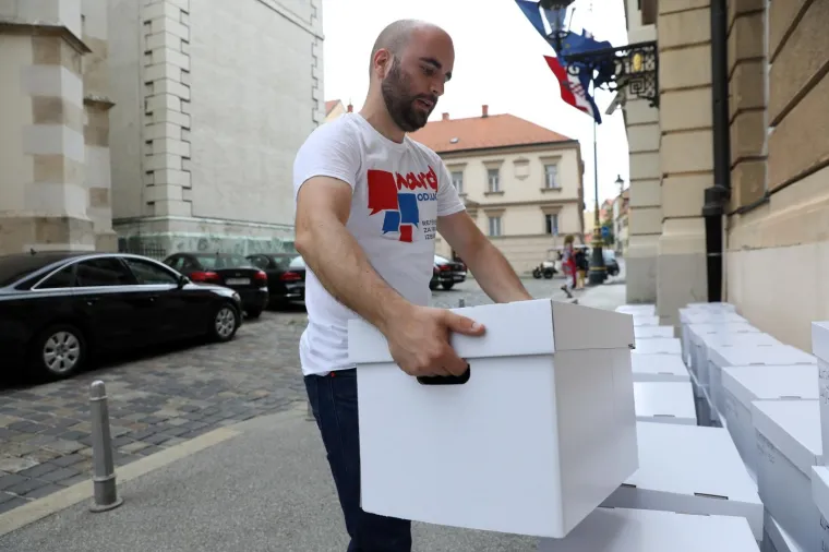 'NAROD ODLUČUJE' U SABORU: U narodnim nošnjama predali kutije s potpisima za zahtjev za raspisivanje referenduma