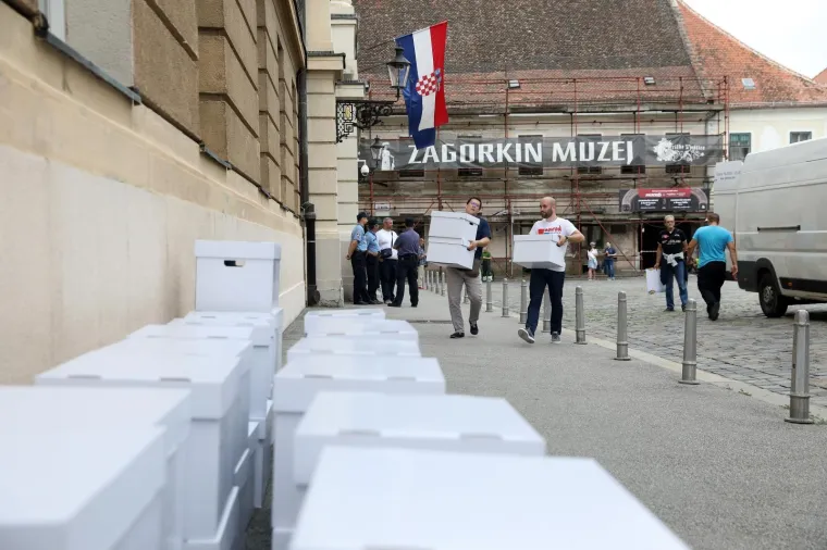'NAROD ODLUČUJE' U SABORU: U narodnim nošnjama predali kutije s potpisima za zahtjev za raspisivanje referenduma