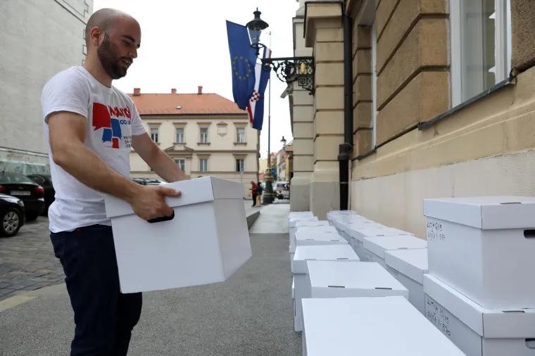 'NAROD ODLUČUJE' U SABORU: U narodnim nošnjama predali kutije s potpisima za zahtjev za raspisivanje referenduma