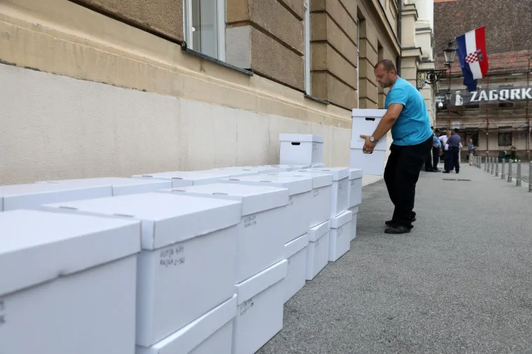 'NAROD ODLUČUJE' U SABORU: U narodnim nošnjama predali kutije s potpisima za zahtjev za raspisivanje referenduma