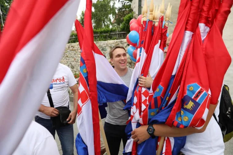 'NAROD ODLUČUJE' U SABORU: U narodnim nošnjama predali kutije s potpisima za zahtjev za raspisivanje referenduma