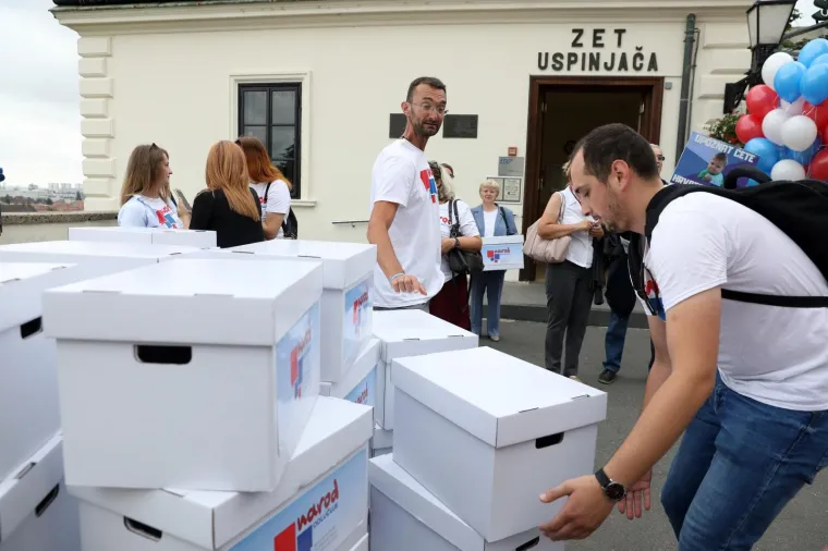 'NAROD ODLUČUJE' U SABORU: U narodnim nošnjama predali kutije s potpisima za zahtjev za raspisivanje referenduma