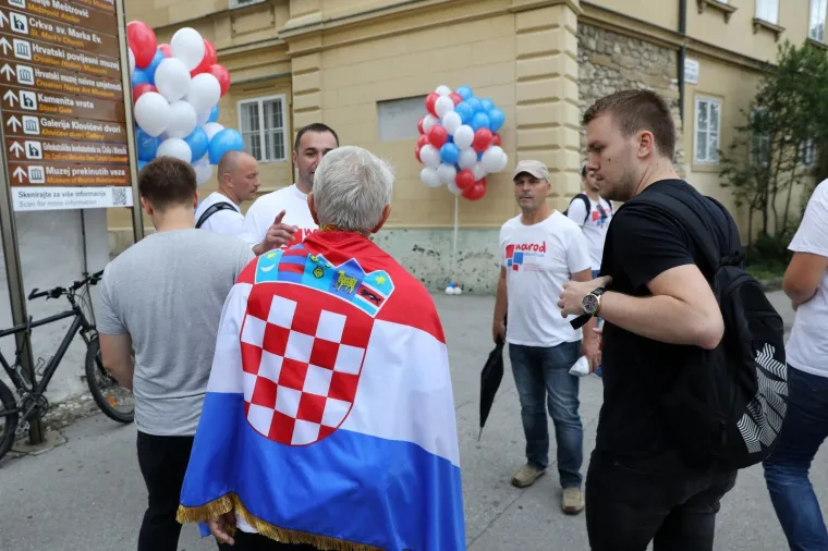 'NAROD ODLUČUJE' U SABORU: U narodnim nošnjama predali kutije s potpisima za zahtjev za raspisivanje referenduma