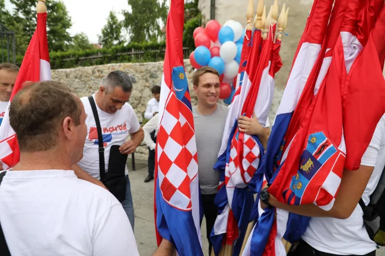 'NAROD ODLUČUJE' U SABORU: U narodnim nošnjama predali kutije s potpisima za zahtjev za raspisivanje referenduma