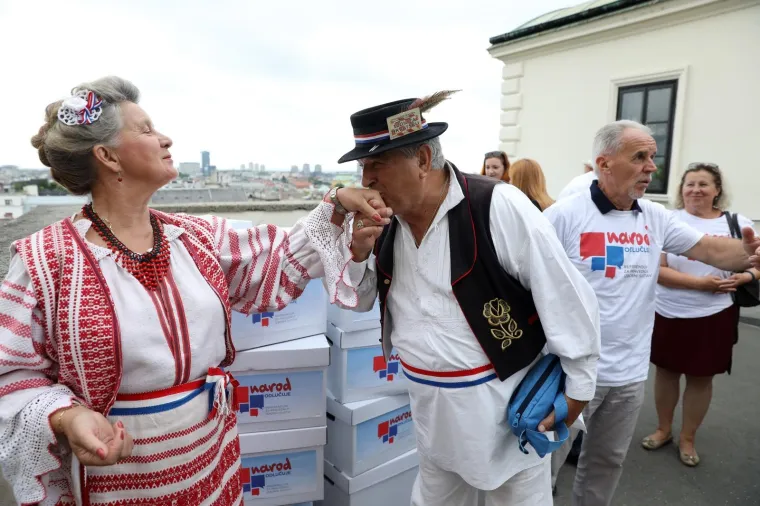 'NAROD ODLUČUJE' U SABORU: U narodnim nošnjama predali kutije s potpisima za zahtjev za raspisivanje referenduma