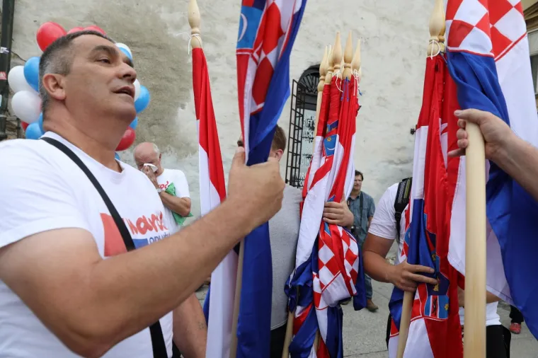 'NAROD ODLUČUJE' U SABORU: U narodnim no&scaron;njama predali kutije s potpisima za zahtjev za raspisivanje referenduma
