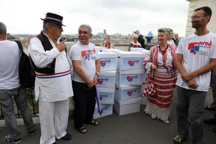 'NAROD ODLUČUJE' U SABORU: U narodnim no&scaron;njama predali kutije s potpisima za zahtjev za raspisivanje referenduma
