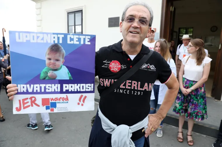 'NAROD ODLUČUJE' U SABORU: U narodnim no&scaron;njama predali kutije s potpisima za zahtjev za raspisivanje referenduma