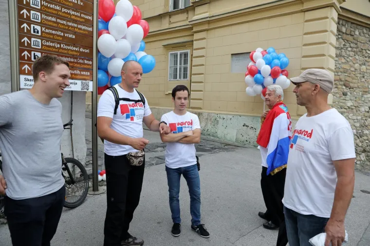 'NAROD ODLUČUJE' U SABORU: U narodnim no&scaron;njama predali kutije s potpisima za zahtjev za raspisivanje referenduma