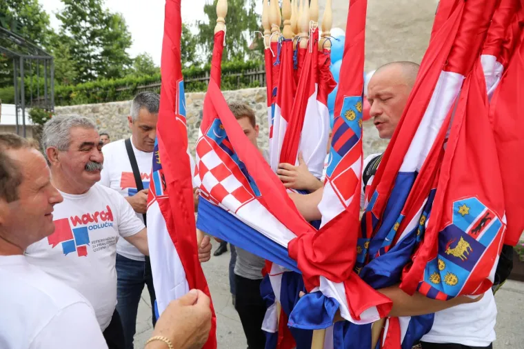 'NAROD ODLUČUJE' U SABORU: U narodnim no&scaron;njama predali kutije s potpisima za zahtjev za raspisivanje referenduma
