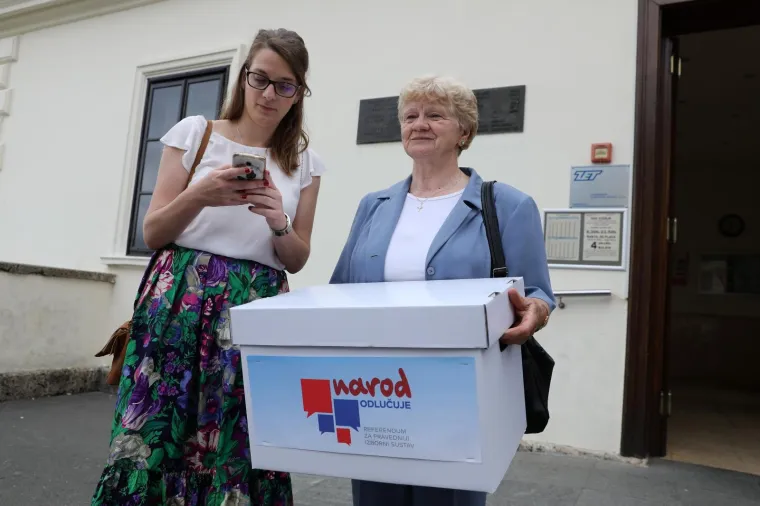 'NAROD ODLUČUJE' U SABORU: U narodnim no&scaron;njama predali kutije s potpisima za zahtjev za raspisivanje referenduma