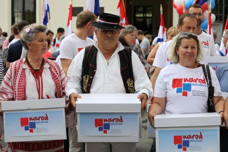 'NAROD ODLUČUJE' U SABORU: U narodnim no&scaron;njama predali kutije s potpisima za zahtjev za raspisivanje referenduma